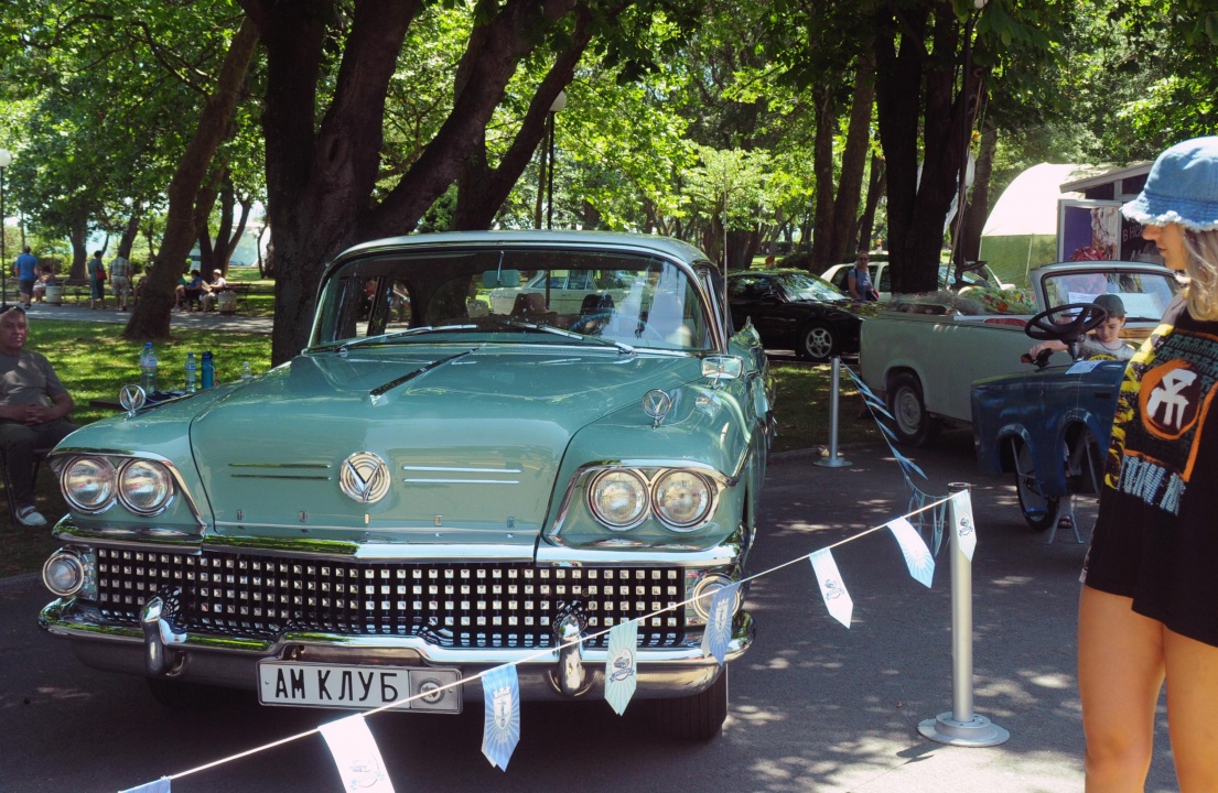 150 атрактивни автомобила на ретро парад в Бургас