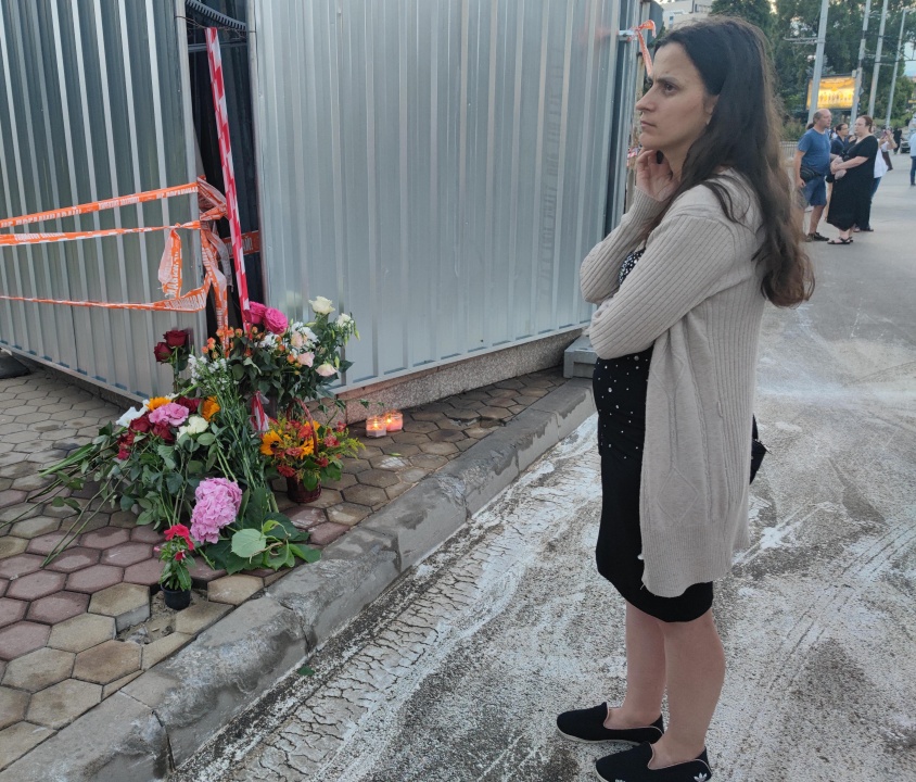 Десетки граждани се събраха да отдадат почит на мястото на катастрофата в София, при която загинаха две млади жени