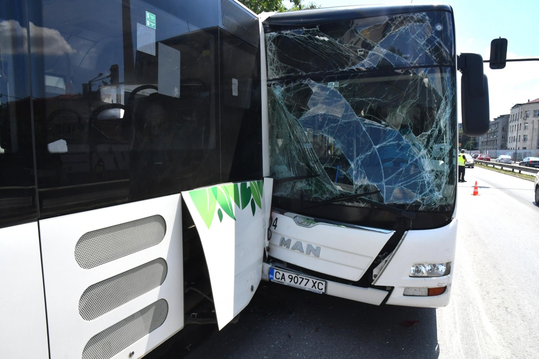 Два автобуса са се ударили в столицата, има пострадали, сред тях и дете
