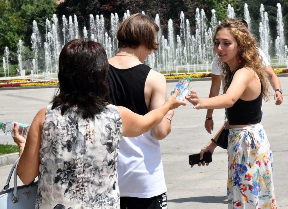 Раздават безплатна вода в София