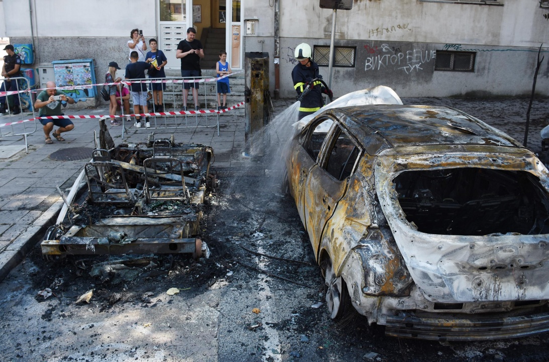 Запали се електромобил във Варна, изгоряха още две коли
