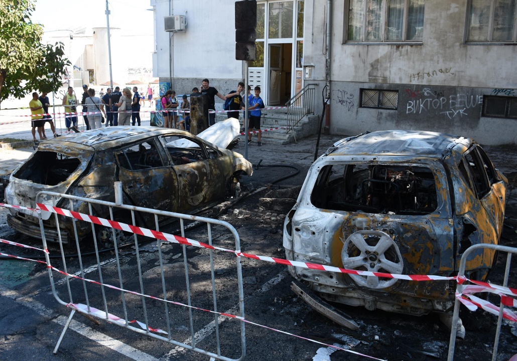 Запали се електромобил във Варна, изгоряха още две коли
