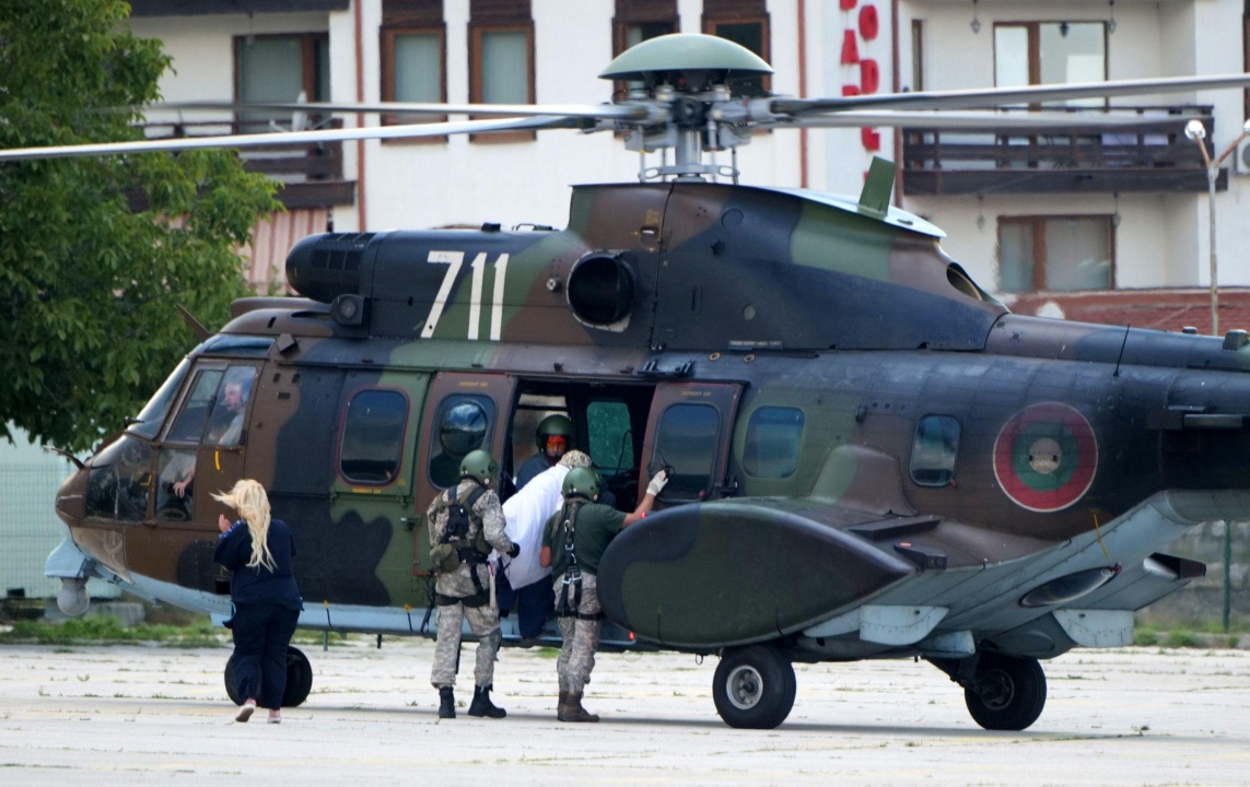Военен хеликоптер транспортира жена, паднала в един от улеите на връх Стражите в Пирин