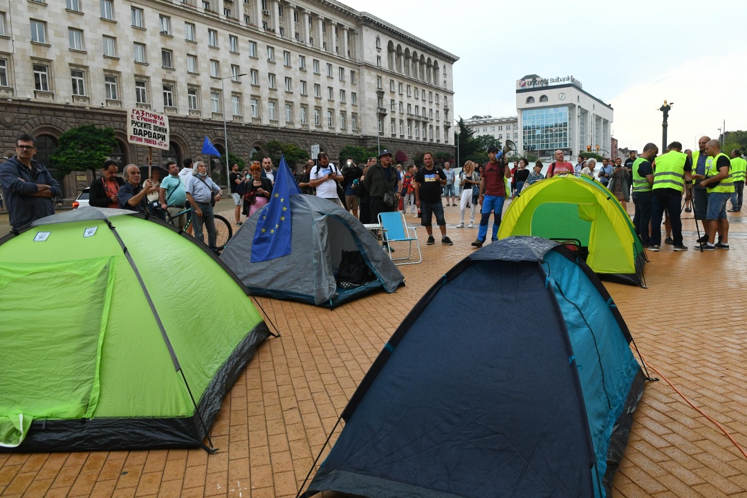 Протестиращи разположиха палатков лагер пред МС