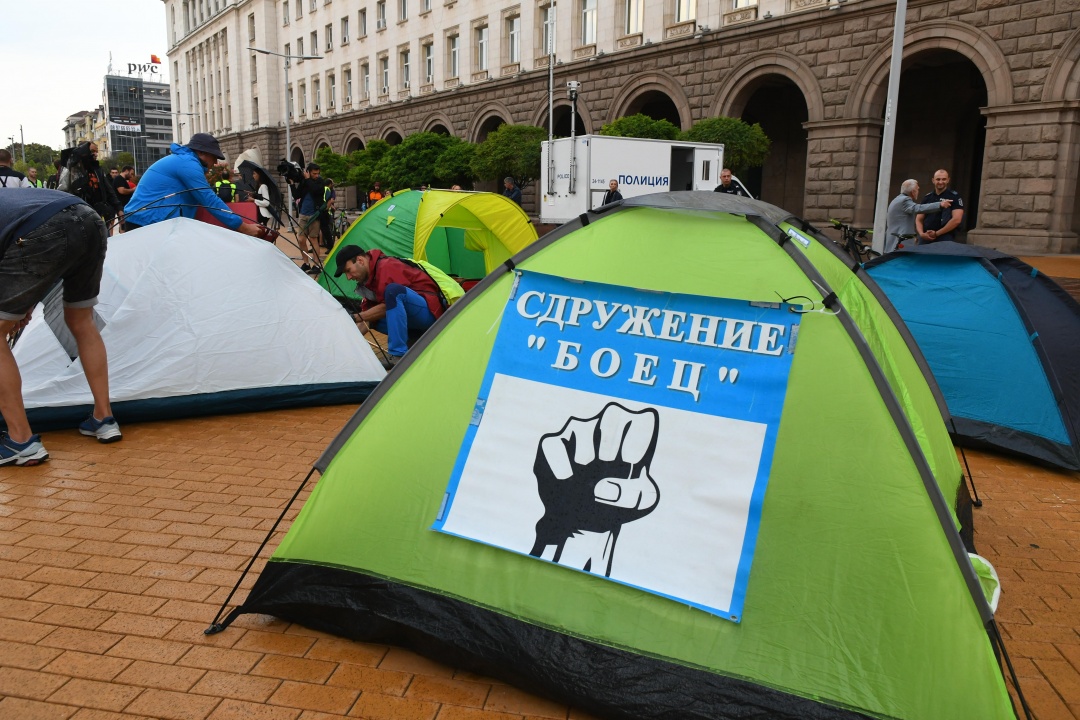 Протестиращи разположиха палатков лагер пред МС