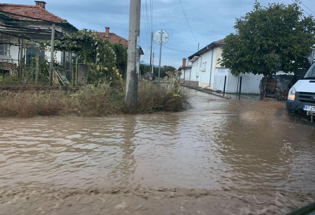 Наводнени къщи и разрушени мостове след пороите в Карловско
