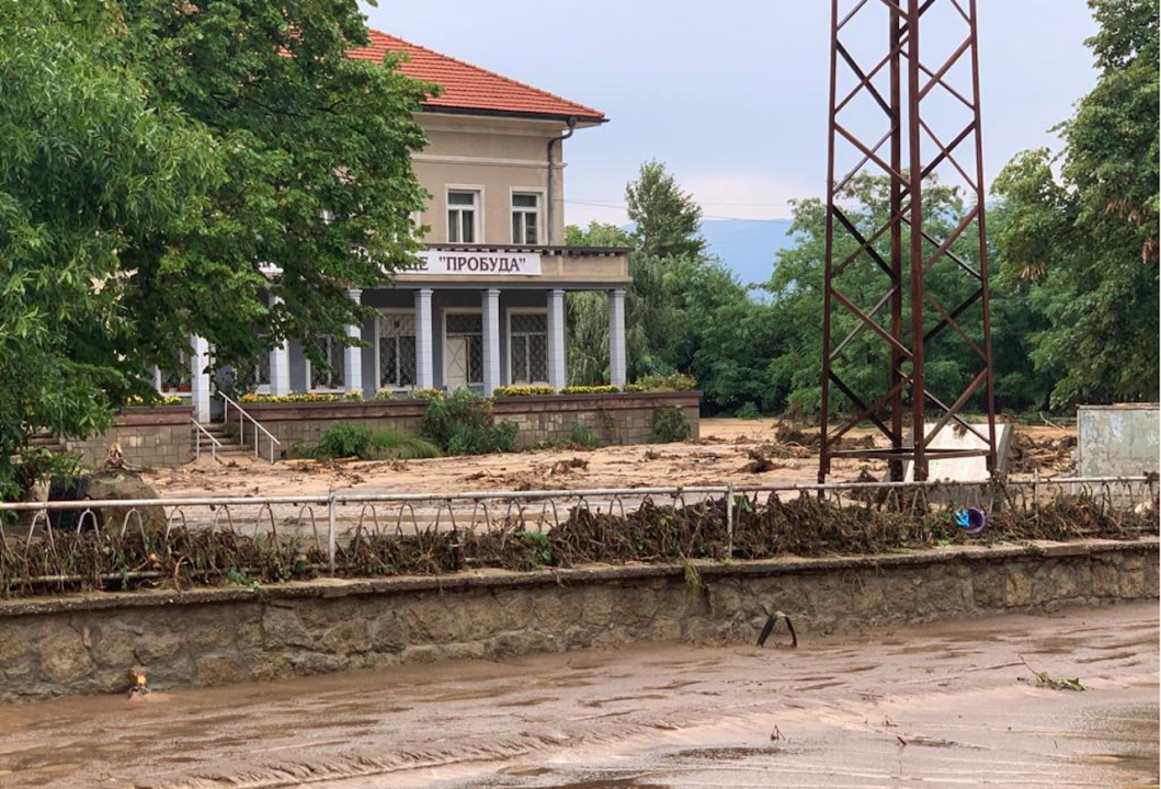 Наводнени къщи и разрушени мостове след пороите в Карловско