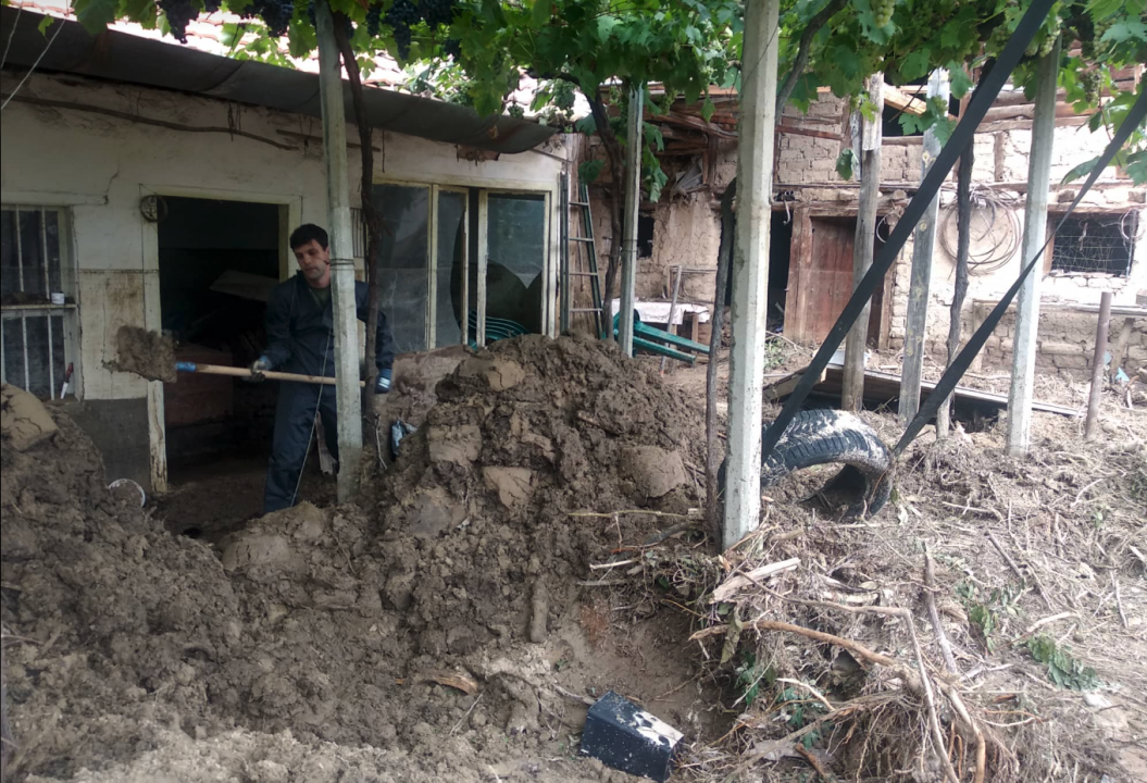 Кандидат-депутати помагат в разчистването на наводнените къщи в село Богдан