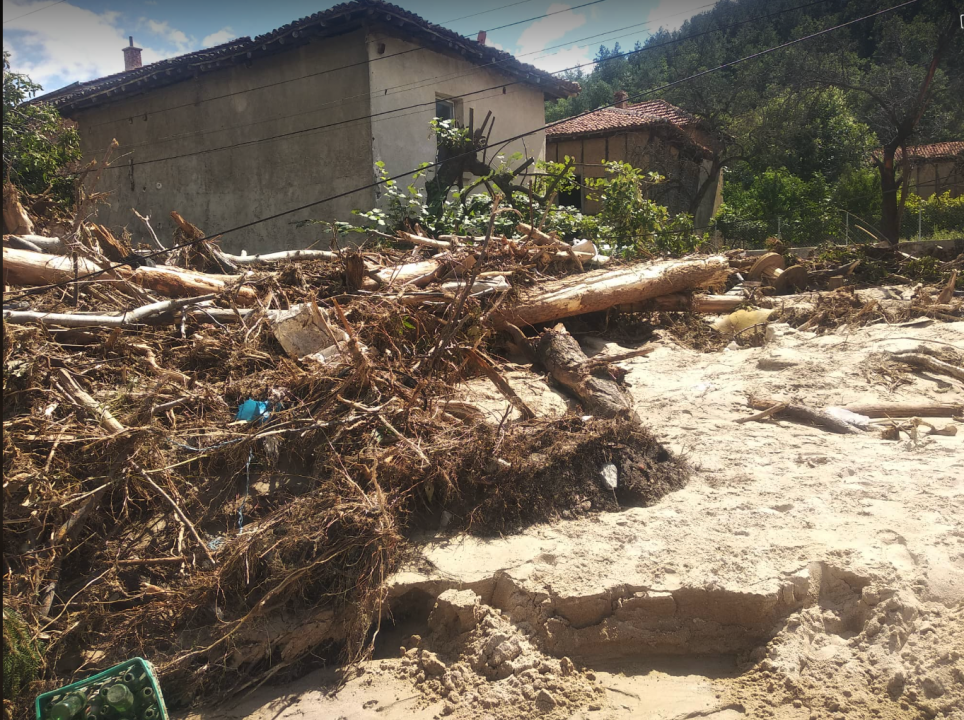 Кандидат-депутати помагат в разчистването на наводнените къщи в село Богдан