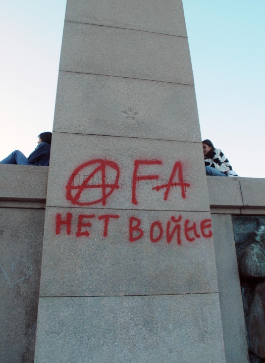 Графити против войната в Украйна се появиха на паметника Альоша в Бургас