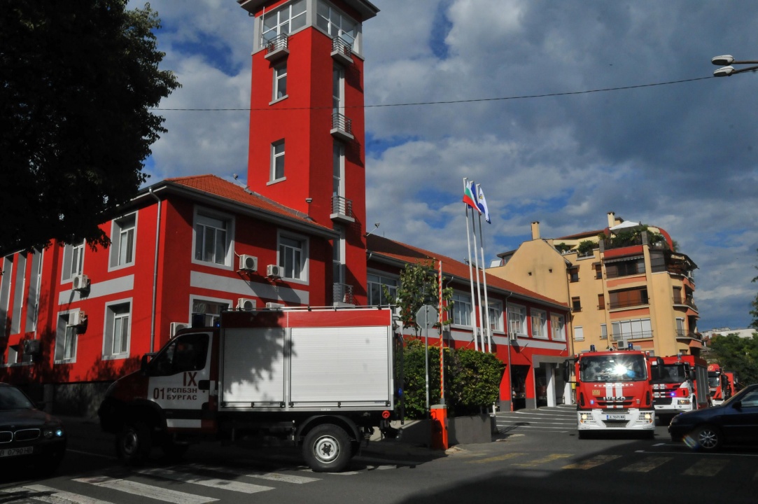 15 противопожарни и спасителни автомобили преминаха по централните улици на Бургас