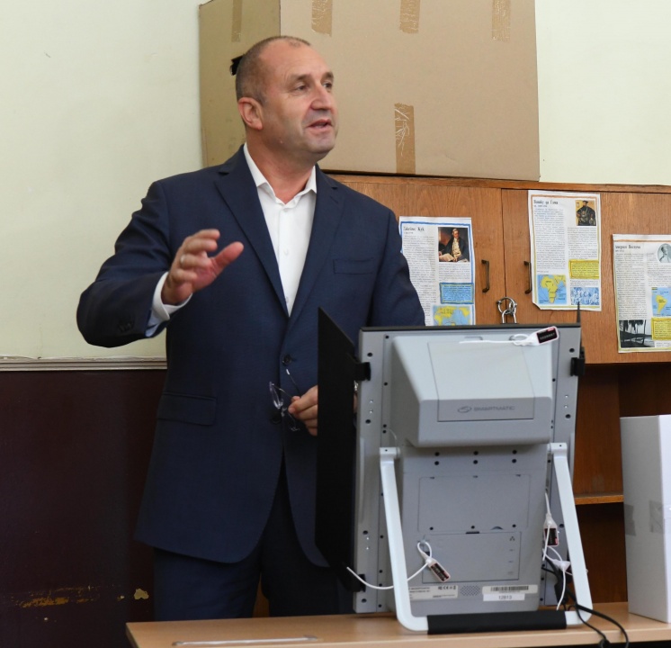 Румен Радев гласува: Изборите са право, но и отговорност