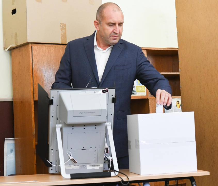 Румен Радев гласува: Изборите са право, но и отговорност