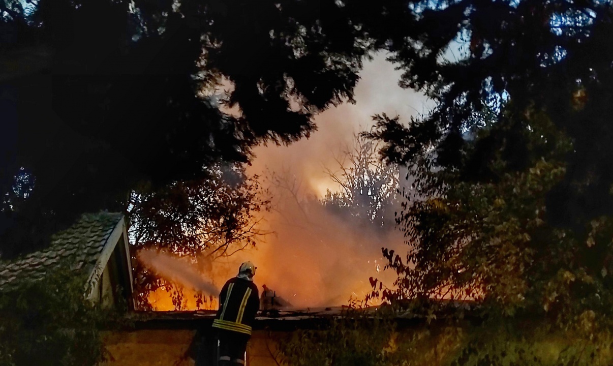 Пожар пламна в двора на Механотехникума във Варна