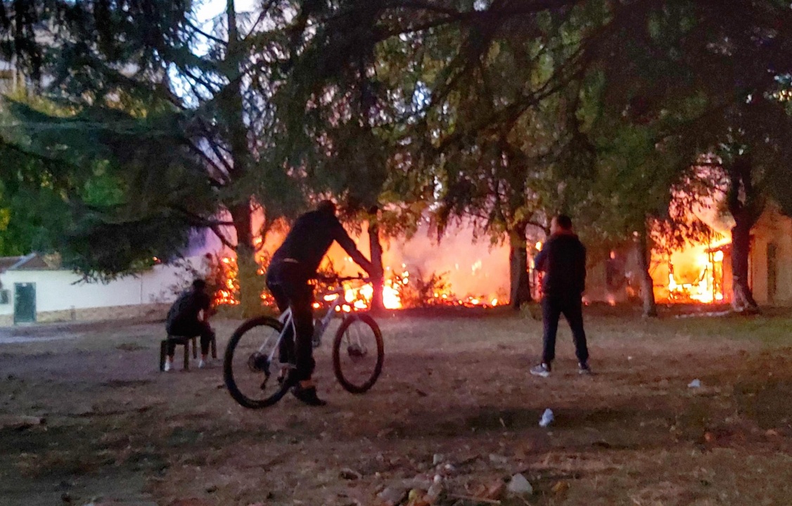 Пожар пламна в двора на Механотехникума във Варна