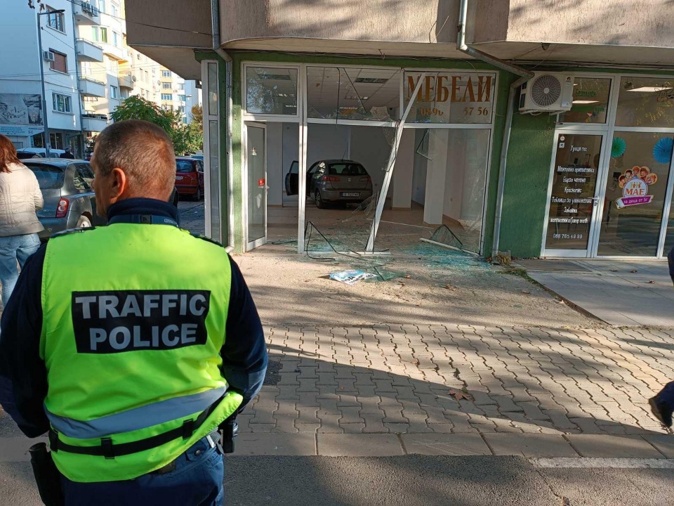 Пиян шофьор влезе с автомобила си в магазин в Благоевград
