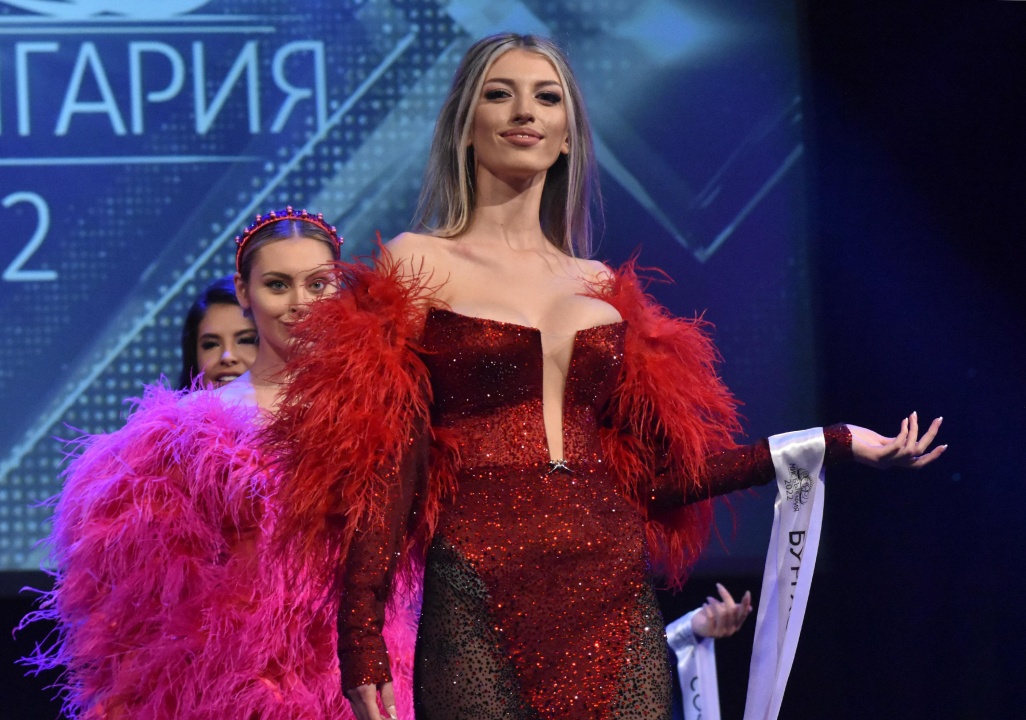 Александра Кръстева от София е новата Мис България.
