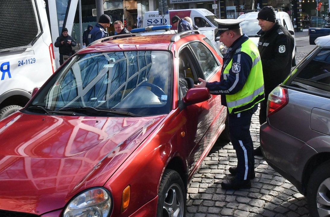 Неподкупният полицай Алек Каленски състави акт по време на протеста пред сградата на ЕК