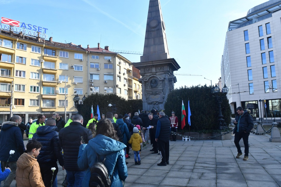 България се прекланя пред паметта на Апостола