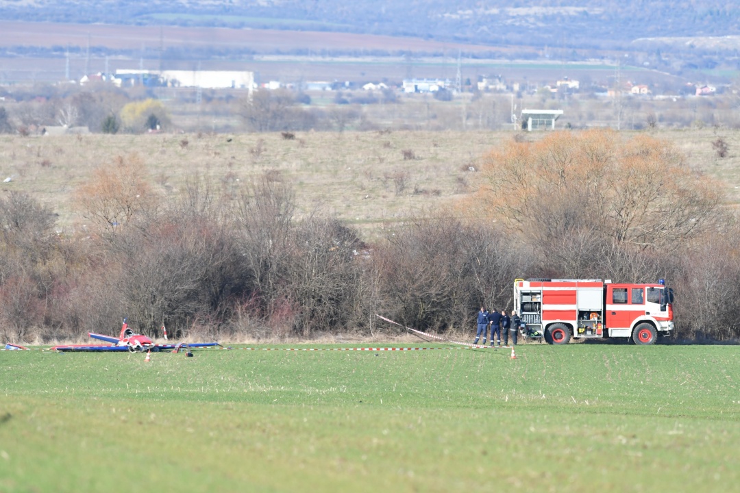 Малък самолет падна до летище Лесново, пилотът загина
