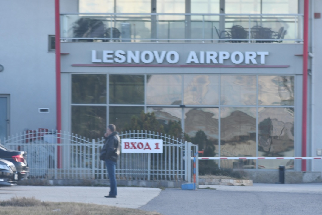 Малък самолет падна до летище Лесново, пилотът загина