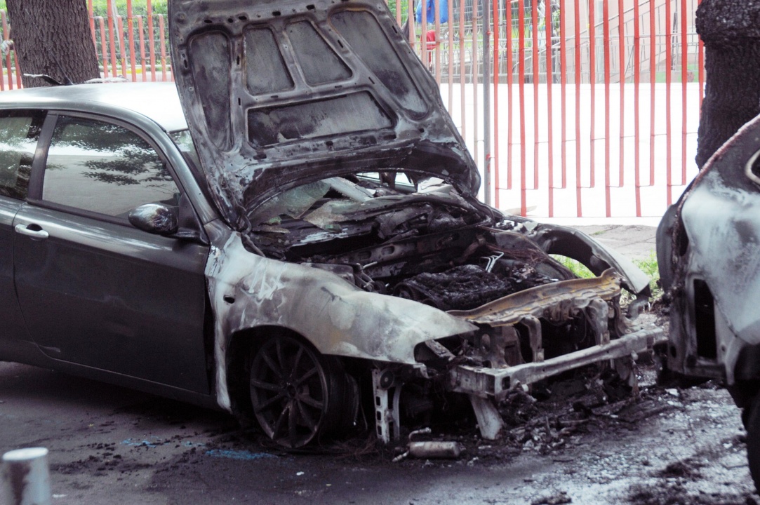 Два леки автомобила горяха в Бургас тази нощ