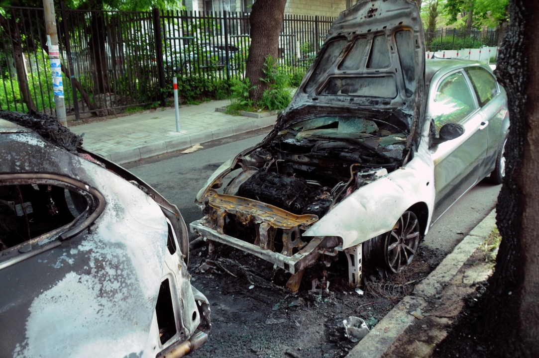 Два леки автомобила горяха в Бургас тази нощ