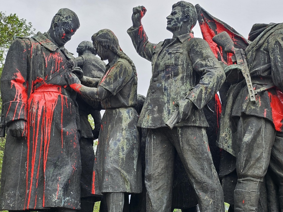 Паметникът на Съветската армия в центъра на София отново осъмна изцапан с боя