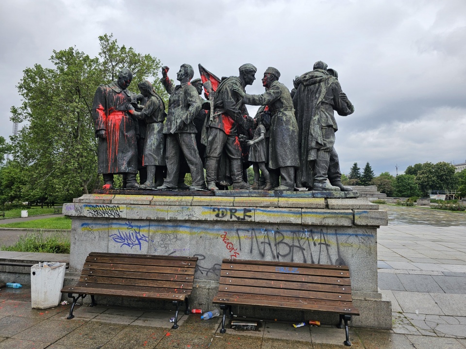 Паметникът на Съветската армия в центъра на София отново осъмна изцапан с боя
