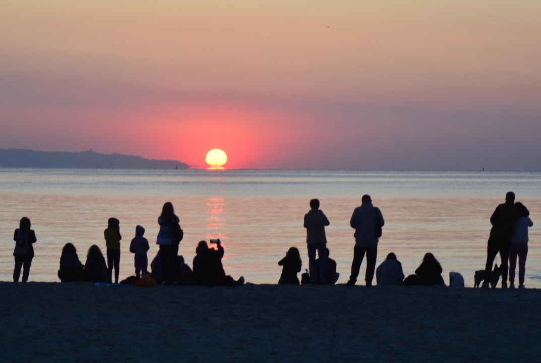 Джулай морнинг – Хора от цялата страна посрещнаха първото юлско слънце