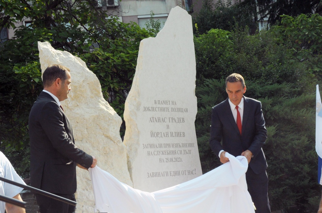 В Бургас откриха паметна плоча на полицаите, загинали при опит да спрат бус с мигранти