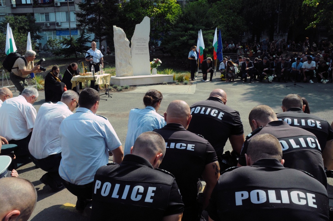 В Бургас откриха паметна плоча на полицаите, загинали при опит да спрат бус с мигранти