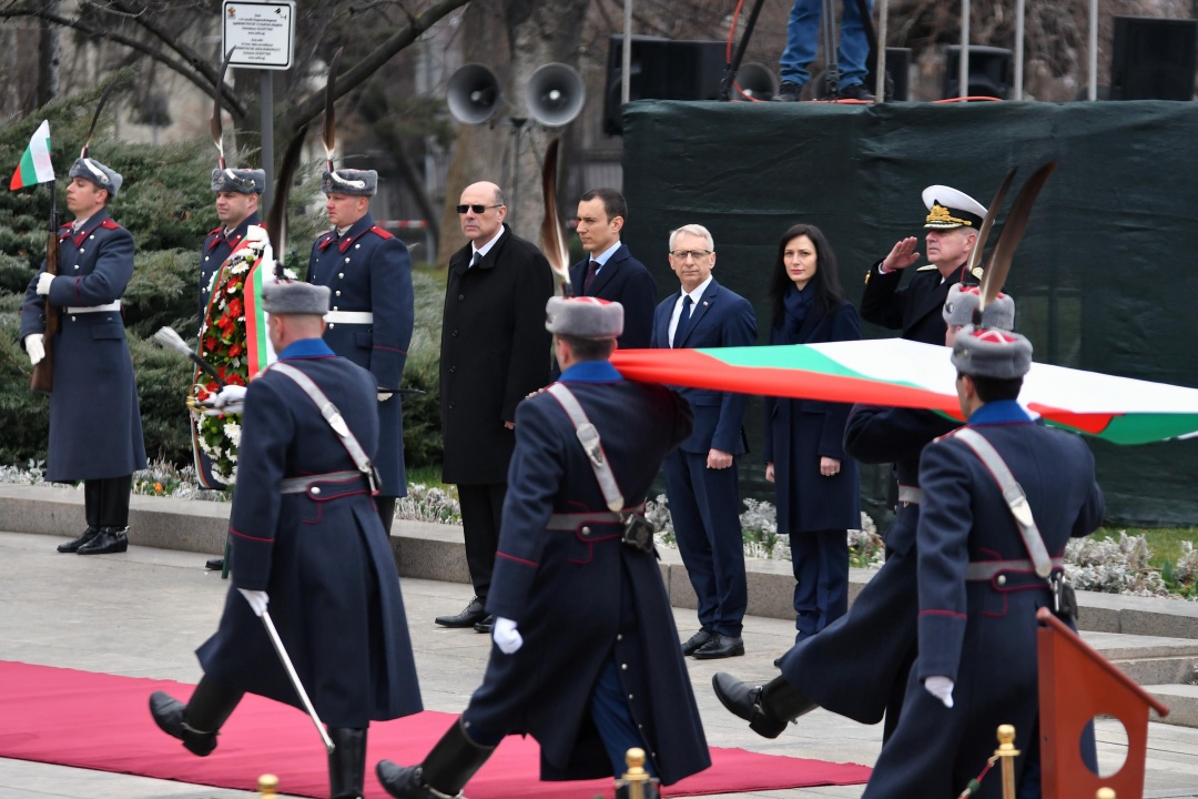 Издигнаха националното знаме пред Паметника на Незнайния воин в София