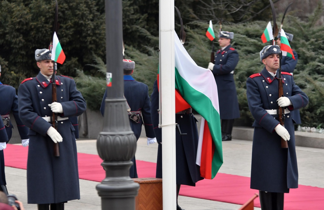 Издигнаха националното знаме пред Паметника на Незнайния воин в София