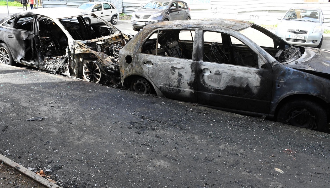 Подпалиха два автомобила в бургаския ж.к. Меден рудник