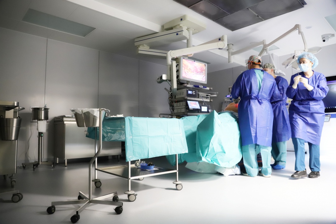 Хирурзи от ВМА оперираха на живо пред 250 медици от цяла България