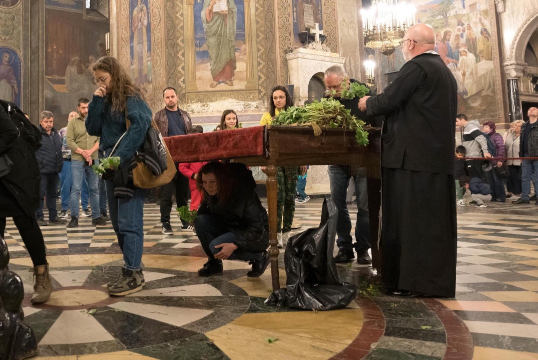 Десетки миряни посетиха столичния храм Св. Александър Невски на Разпети петък