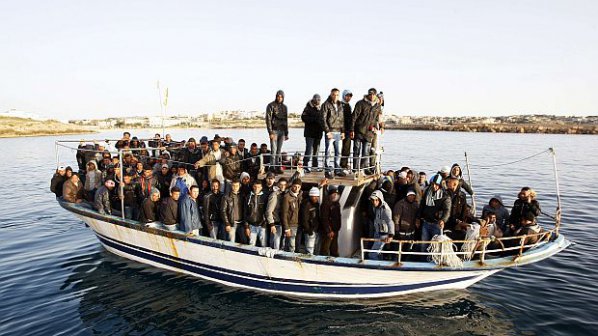 Шест лодки с над 1000 имигранти са забелязани край остров Лампедуза