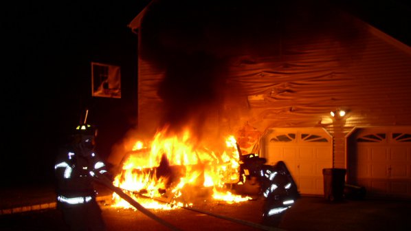 Кола изгоря във врачанско село