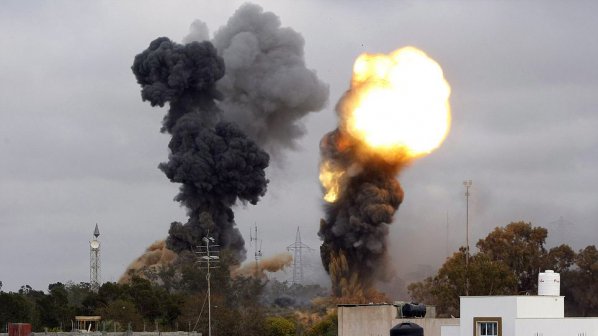 НАТО бомбардира сградата на либийското разузнаване