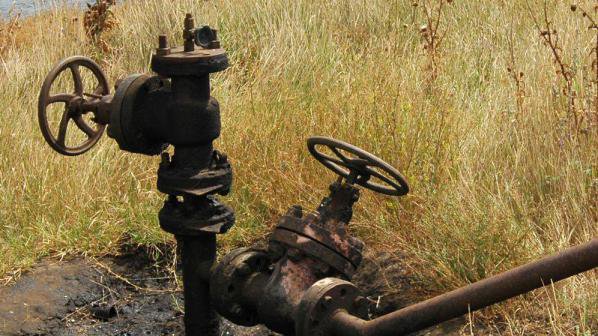 Теч на нефт замърсява земята край Кнежа