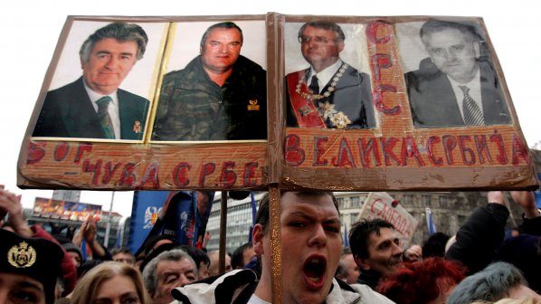 Младич застава до Караджич