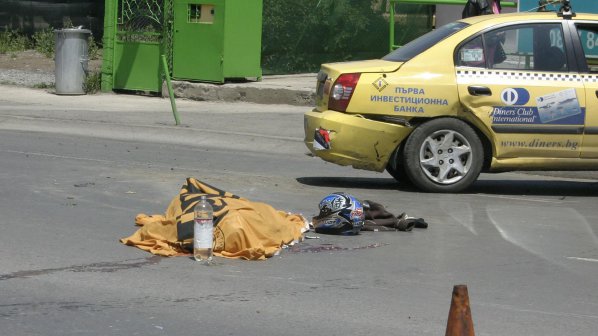 Моторист загина след удар в такси