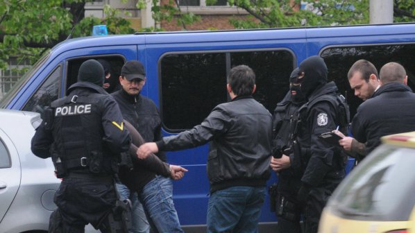 Четирма задържани за въоръжения обир на казино в Шумен