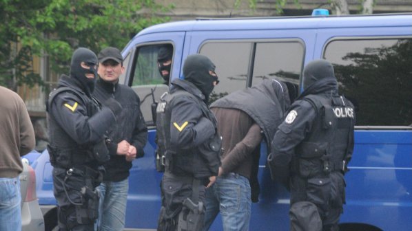 Маскирани полицаи арестуваха мъж в центъра на София