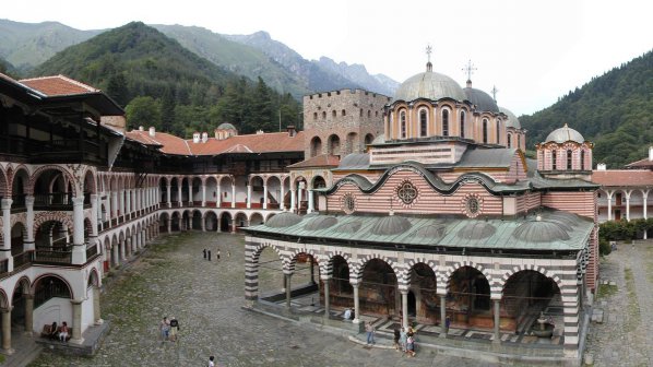 Ремонтират Рилския манастир