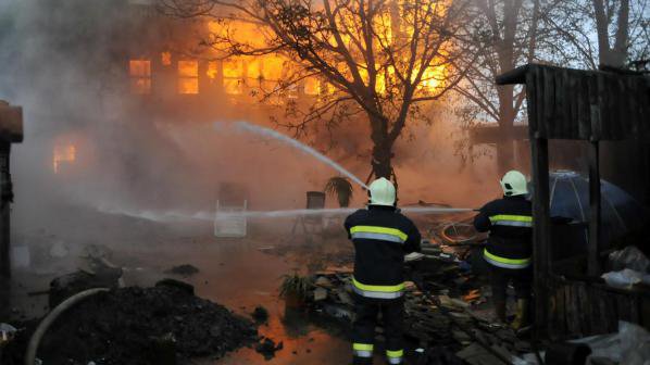 Трима обгорени при пожар в Илиянци