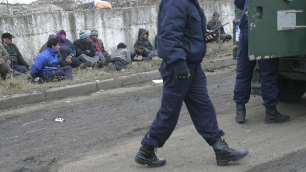 Ромски брадви, коси и вили по полицейски автомобили