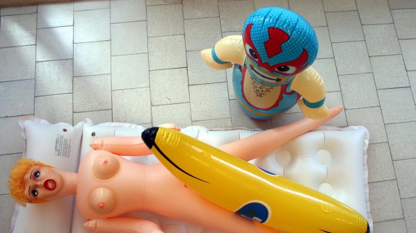 Секс кукла - върха на авангарда на изложба в Балчик