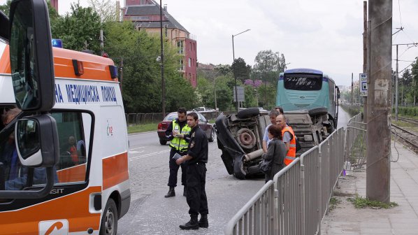 Автобус блъсна мъж в София